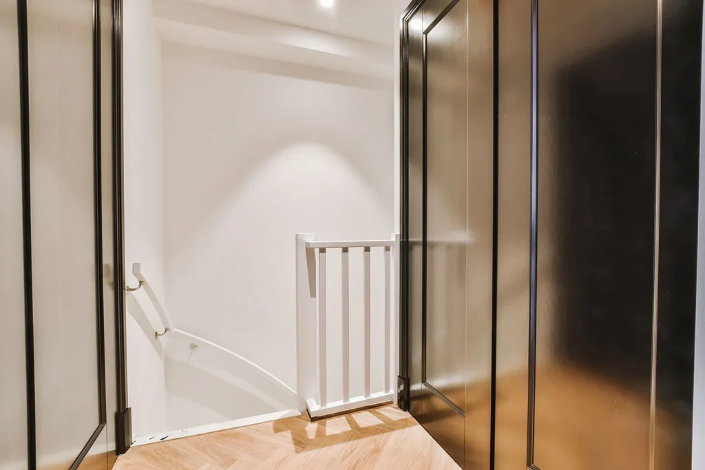 Pasillo decorado con puertas de cristal
