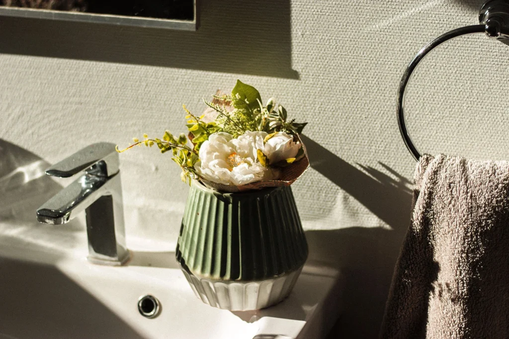 baño slow deco decorado con flores frescas