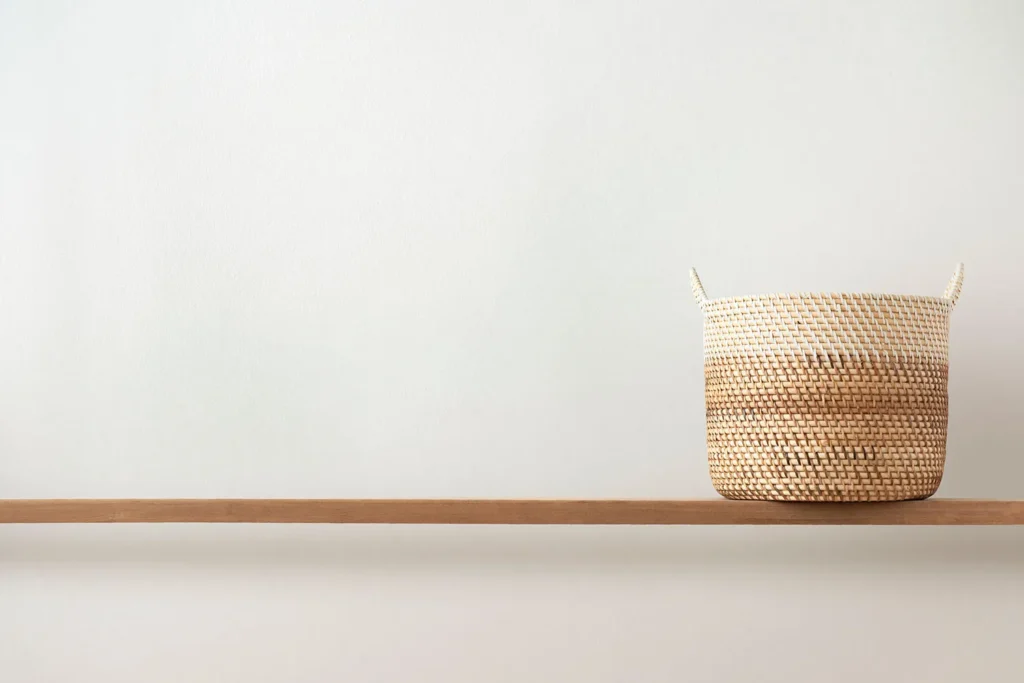 Decorar pared blanca con mimbre